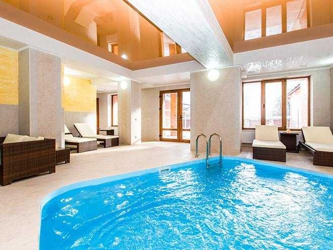 Продається будинок у серці Карпат зі СПА та критим басейном