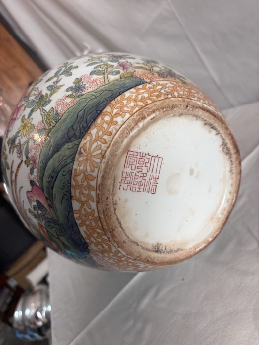 Marca Qianlong  Pote porcelana chinesa do Século XIX, com as armas Dom João V Marca Qianlong