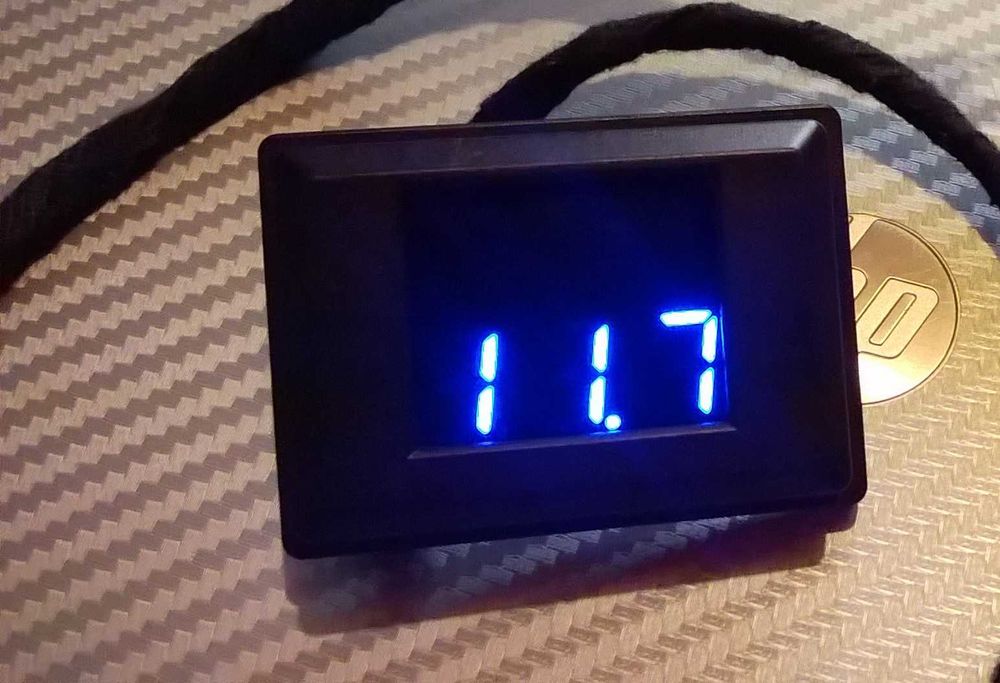 Woltomierz cyfrowy DIETZ do instalacji Car-Audio 12V