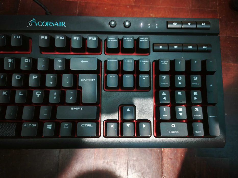 Teclado Mecânico Corsair K68 Cherry MX Red - Em ótimo estado