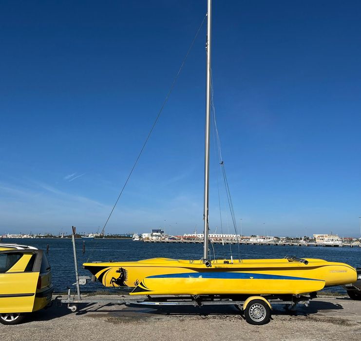 Trimaran desportivo Magnum 21