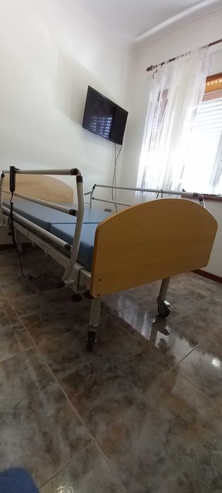 Cama de cuidados elétrica mais colchão anti escaras e compressor.