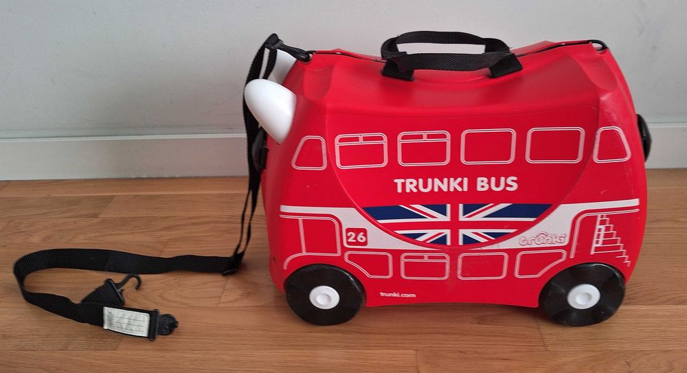 Walizka dla dzieci TRUNKI czerwona BUS