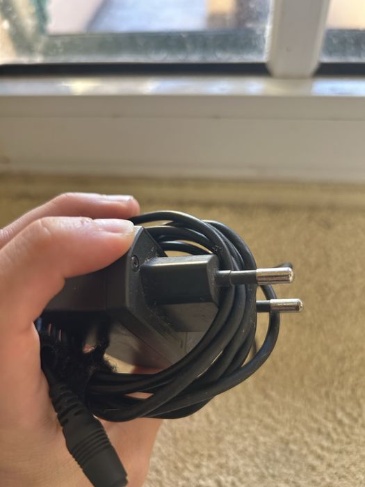 Carregador / Fonte de Alimentação Antiga com Conector DC – Não Testada
