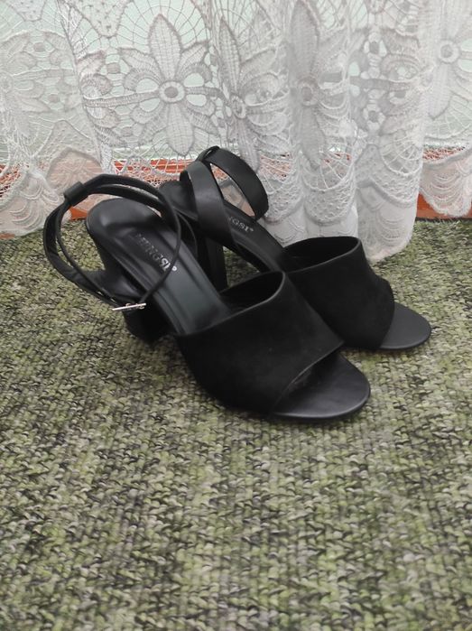 Босоніжки на каблучку