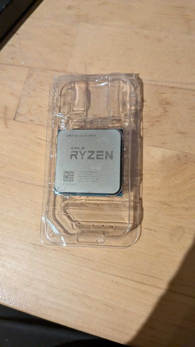 AMD Ryzen 5 1500X (4C/8T até 3.7 GHz) – Na Caixa c/ Cooler Original (Como Novo)