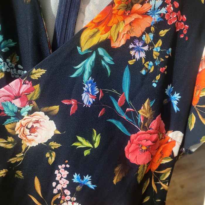 Sukienka elegancka granatowa w kwiaty r.50