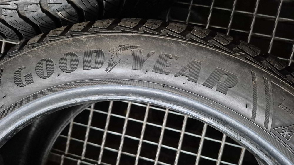GOODYEAR VECTOR 4 SEASON Gen-2  215/45R17  7,5mm.
