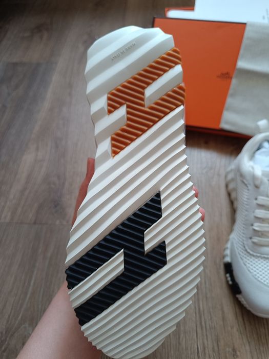 Кросівки Hermes.