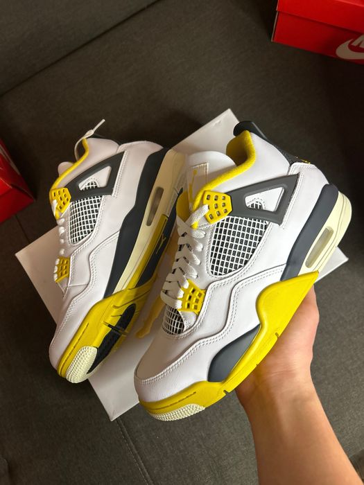 Оригінал ! Nike Air Jordan 4 (42) Vivid Sulfur. Джордани 4. Нові.
