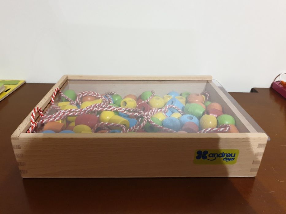 Jogo montesorri, estimula motrocidade fina