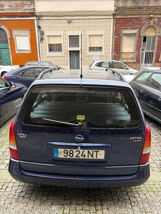 Vendo Astra Caravan.  Ano - 1999 Combustível - Gasolina KMS - 193.000 Carro com manutenção e inspeção em dia.