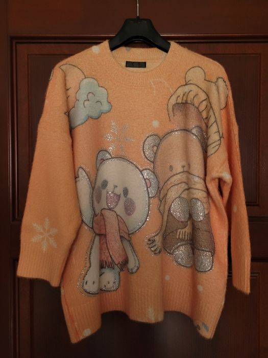 Sweter w misie zdobiony cyrkoniami