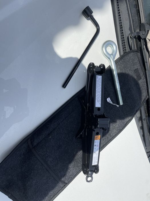 Dacia Spring lewarek podnośnik klucz do kół ucho holownicze