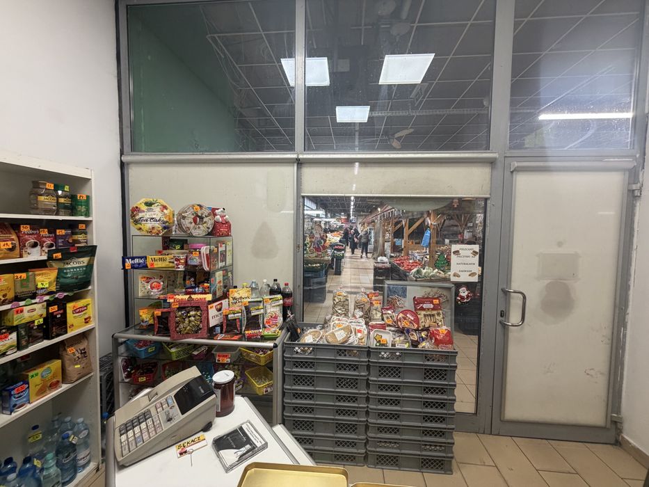 Sprzedam  lub wynajme lokal handlowo-uslugowy w centrum handlowym Szembeka