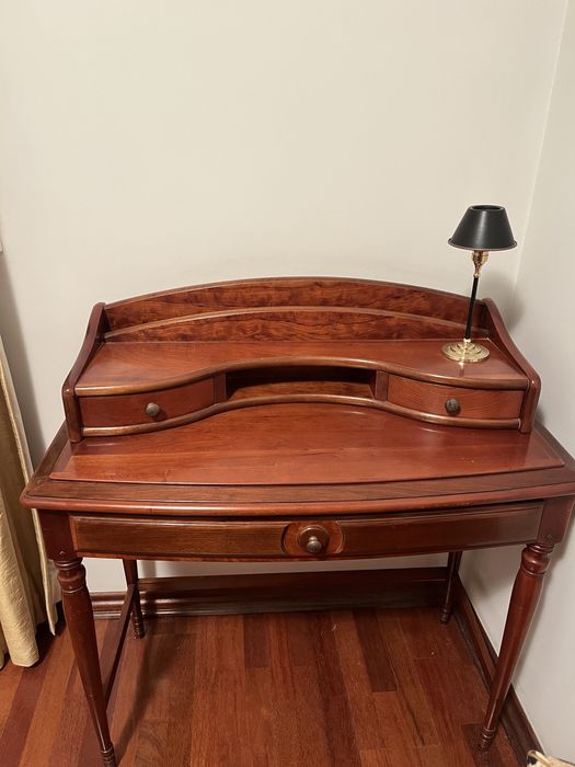 Mesa de madeira antiga Brasão