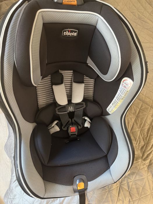 Автокрісло Chicco NextFit ZIP від 2,2 кг до 29,4 кг.