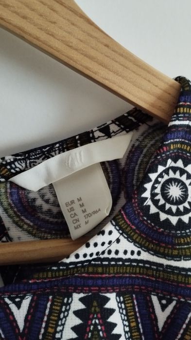 Vestido justo com abertura nas costas H&M