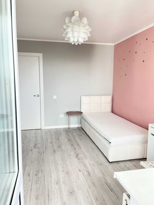 Продам простору квартиру-студію з панорамним виглядом по Коновальця