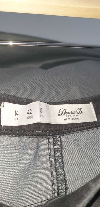 Jeans com fecho lateral