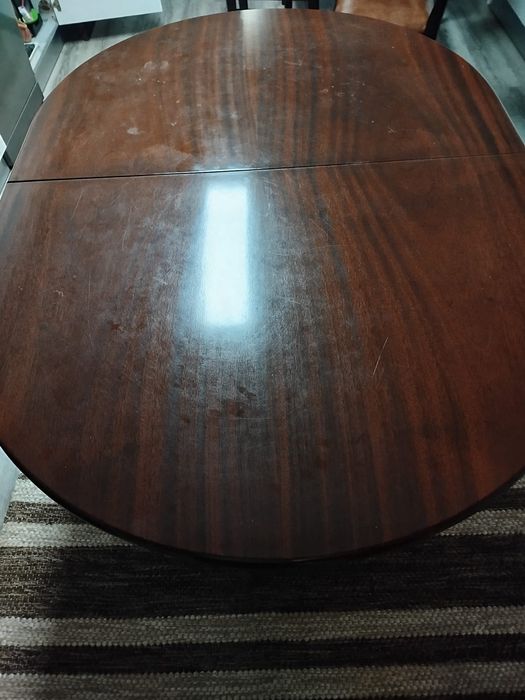 Mesa de sala de jantar de madeira nogueira