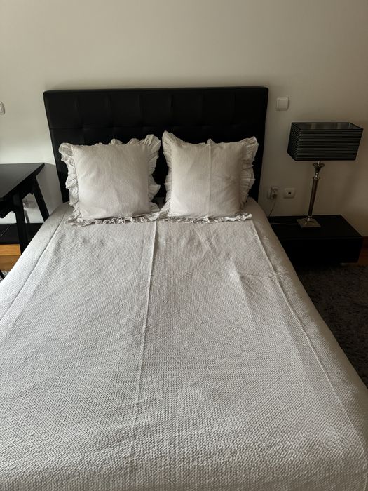 Quarto (cama, camiseiro e mesa de cabeceira)