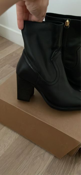 Botas pretas em pele pretas da mango