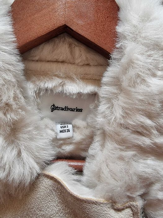 Casaco bege todo em pêlo por dentro Stradivarius, tamanho S