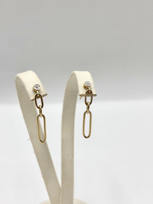 Złote kolczyki spinacze z diamentami.