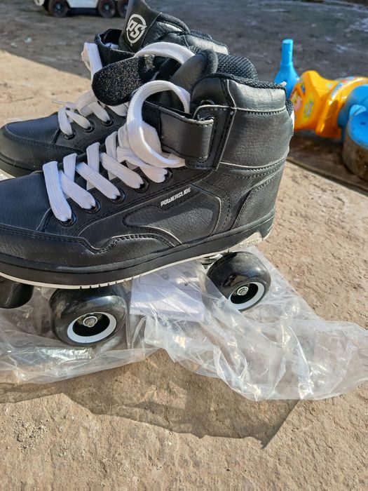 Шолом новий  ,з етікеткою новий є жапка під шолом