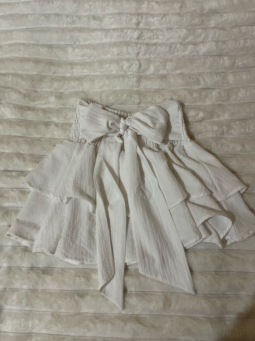 Миленька біла спідниця з бантиком позаду