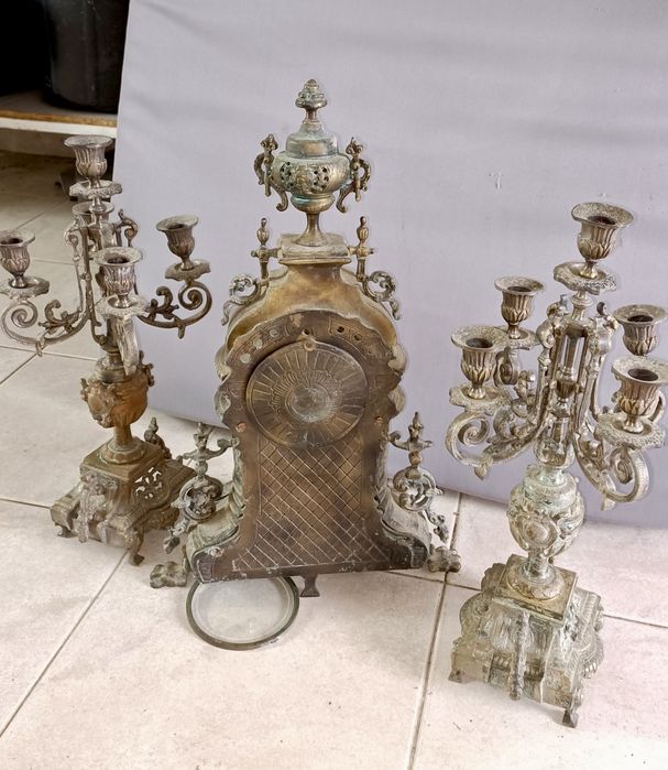 Relógio antigo de bronze