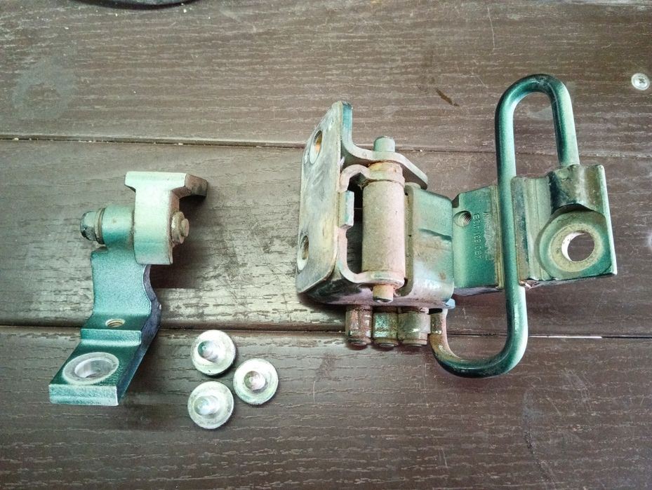 Петли передней пас двери Skoda Superb 1