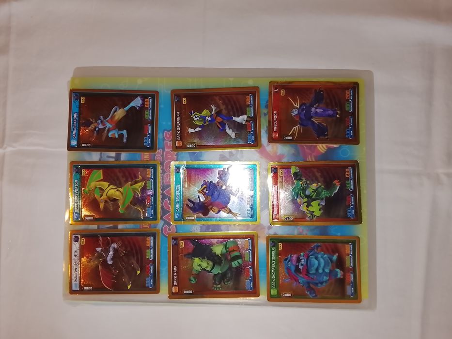 Pack Invizimals, caderneta mais bonecos !!