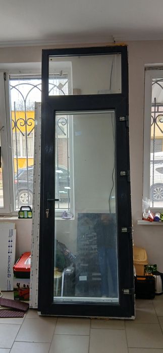 Продам металопластикові вхідні двері!