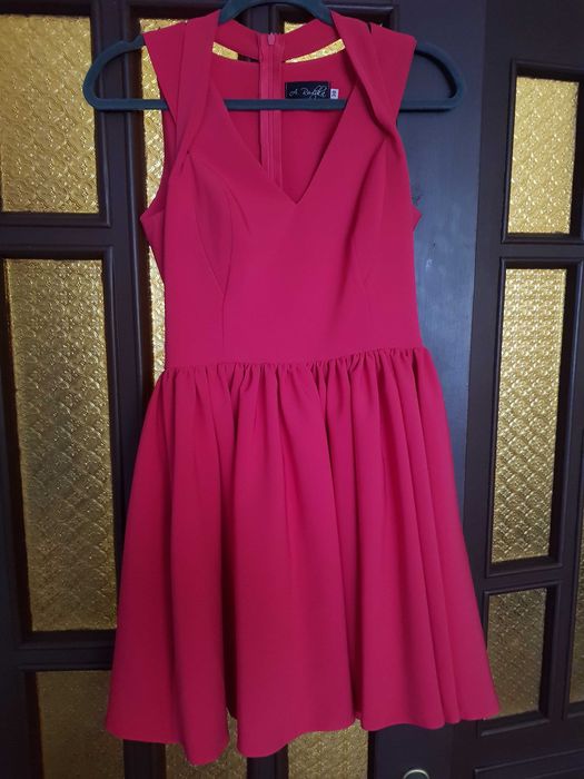Różowa sukienka z głębokim dekoltem rozmiar 38
