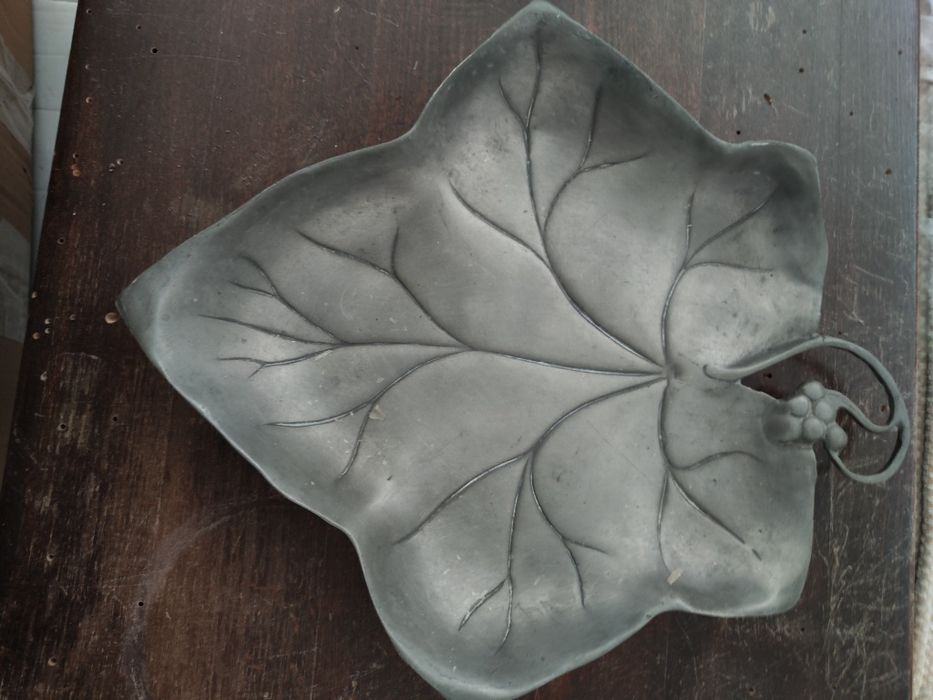 Conjunto de pratos em estanho