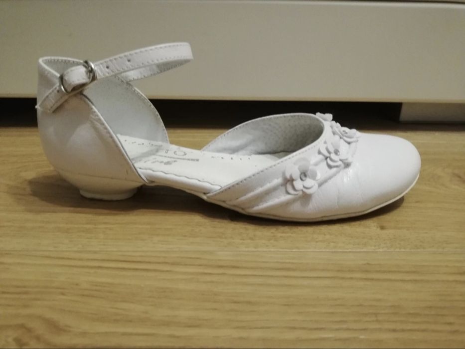 Białe buty komunijne, baleriny, z małym obcasem, rozmiar 32, Zarro