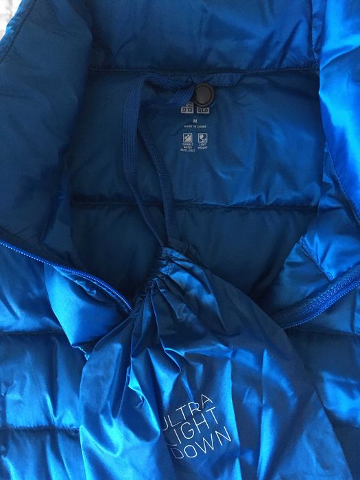 Colete Uniqlo de penas Ultra Light Down, azulão, M (A ESTREAR )