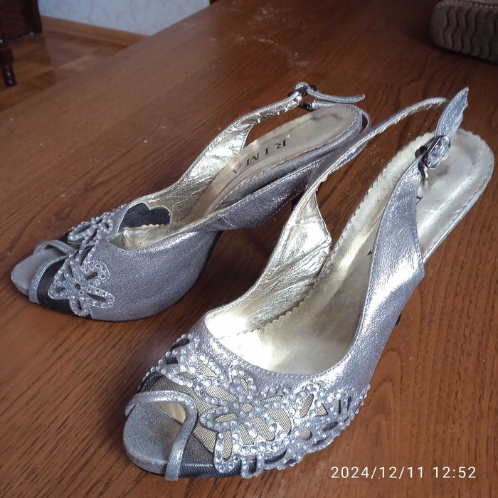 Продам нові босоніжки р37 колір срібний 220 грн