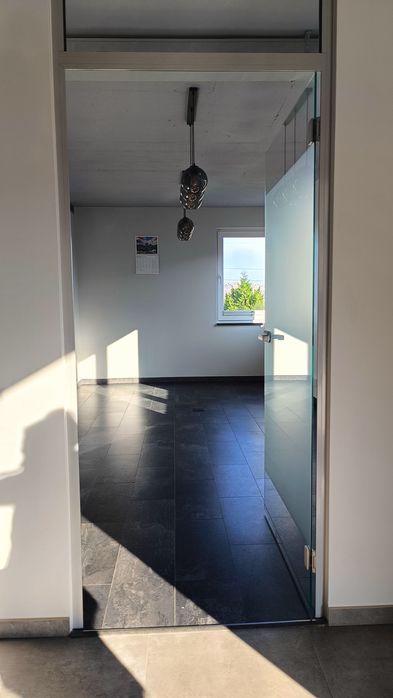 Lokal biurowo-usługowy o powierzchni 100m2 z 2 miejscami postojowymi