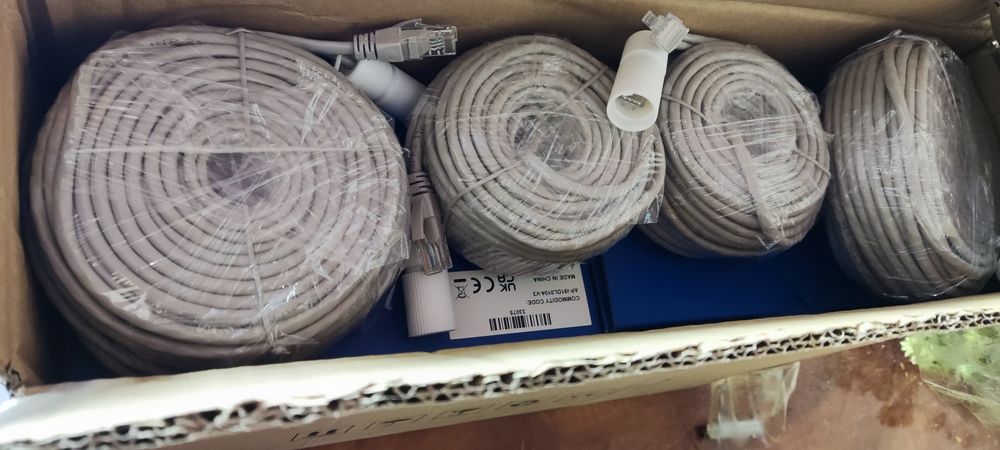 Kit CCTV com 1 NVR, 4 câmaras 4K, 4 cabos UTP, 2 de 20m e 2 de 30m.