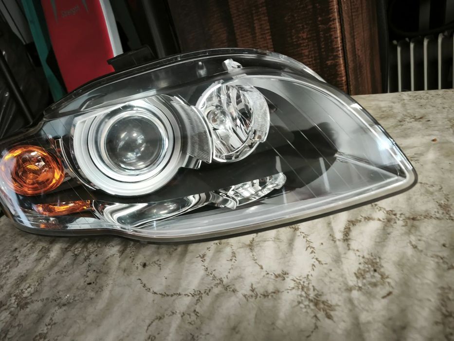 Farol direito bi-xenon Audi A4 B7 pisca laranja