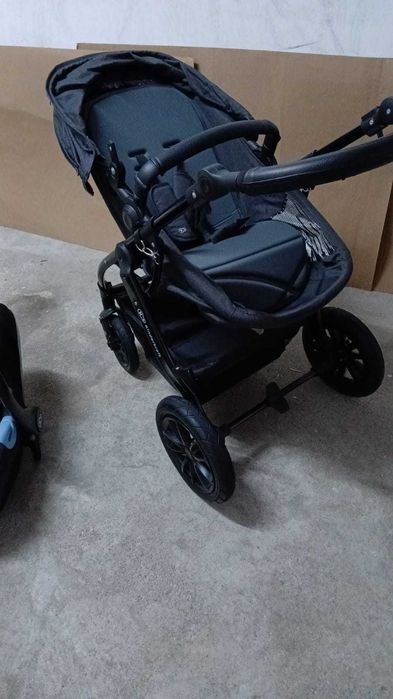 Carro de bebé com ovo e alcofa para venda com pouco uso..