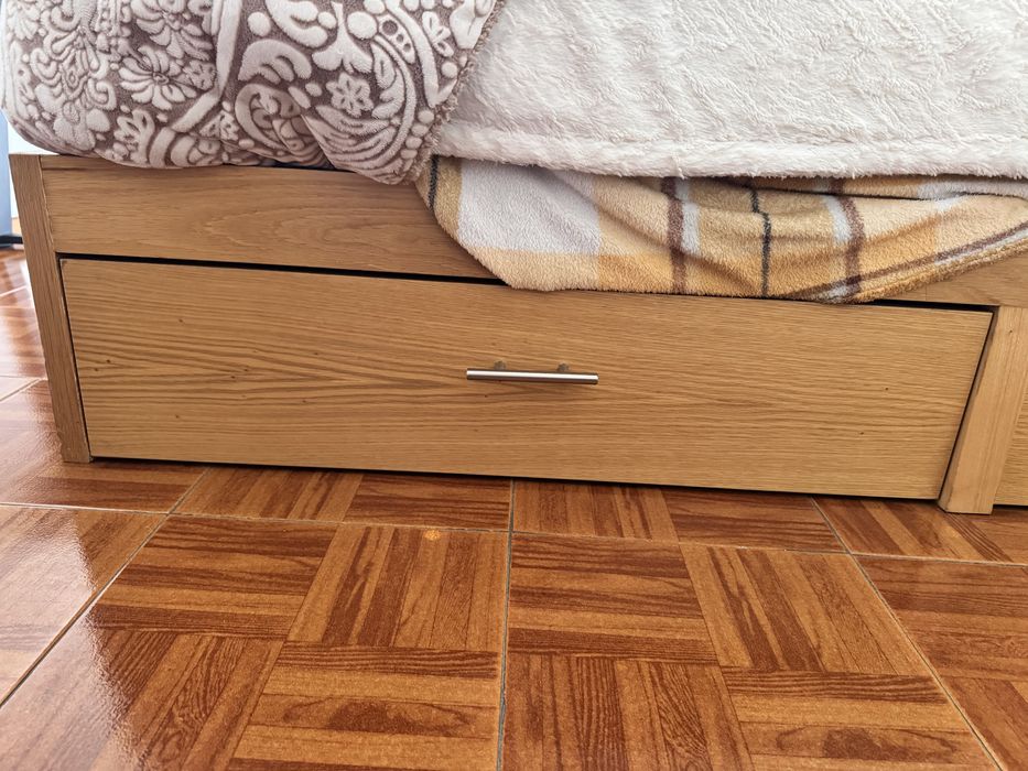 Cama de madeira com 2 gavetões + estrado e colchão (1,26x1,90)