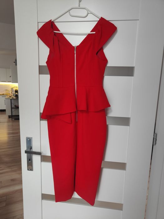 Śliczna elegancka sukienka z baskinką