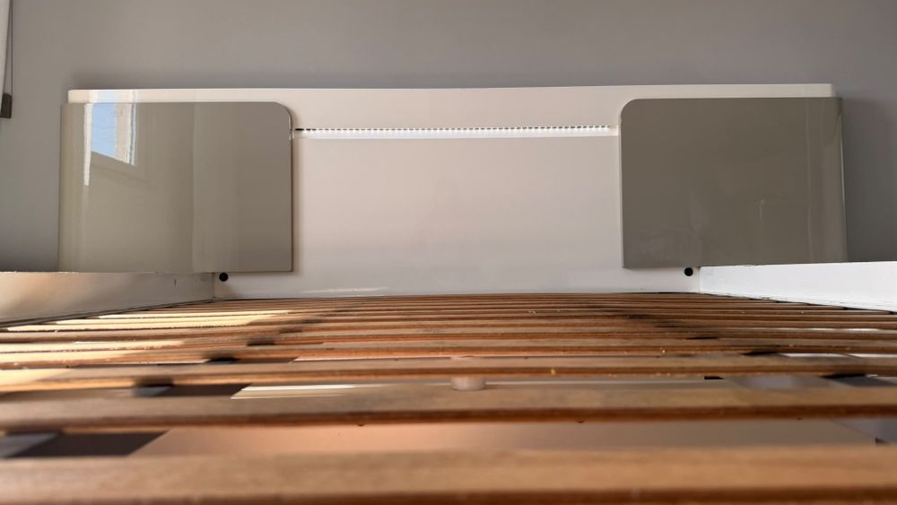 Cama com mesas de cabeceira
