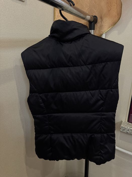 Чёрная жилетка Prada.