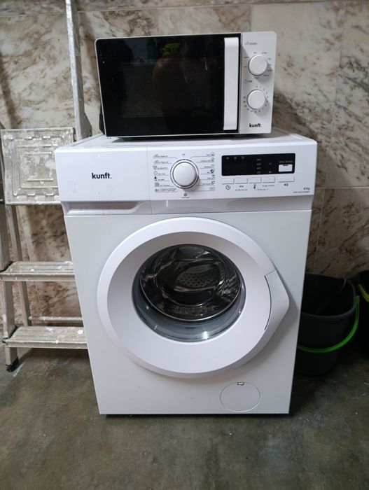 Máquina de lavar roupa e microondas