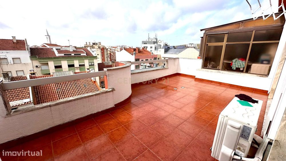 Apartamento T2 com Terraço no Centro da Amadora